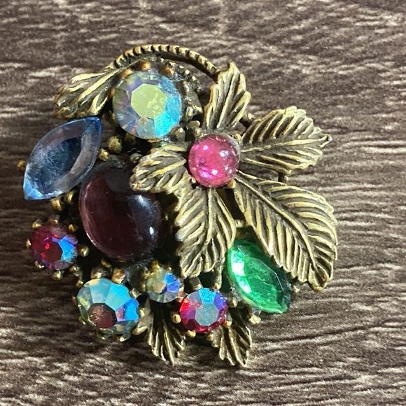 Vintage Gold Tone Un Signed Clip On Earrings - Picture 3 of 9